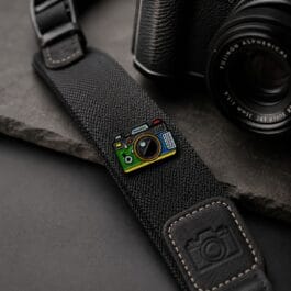 Retro Camera Enamel Pin – Vintage Photography Lapel Badge